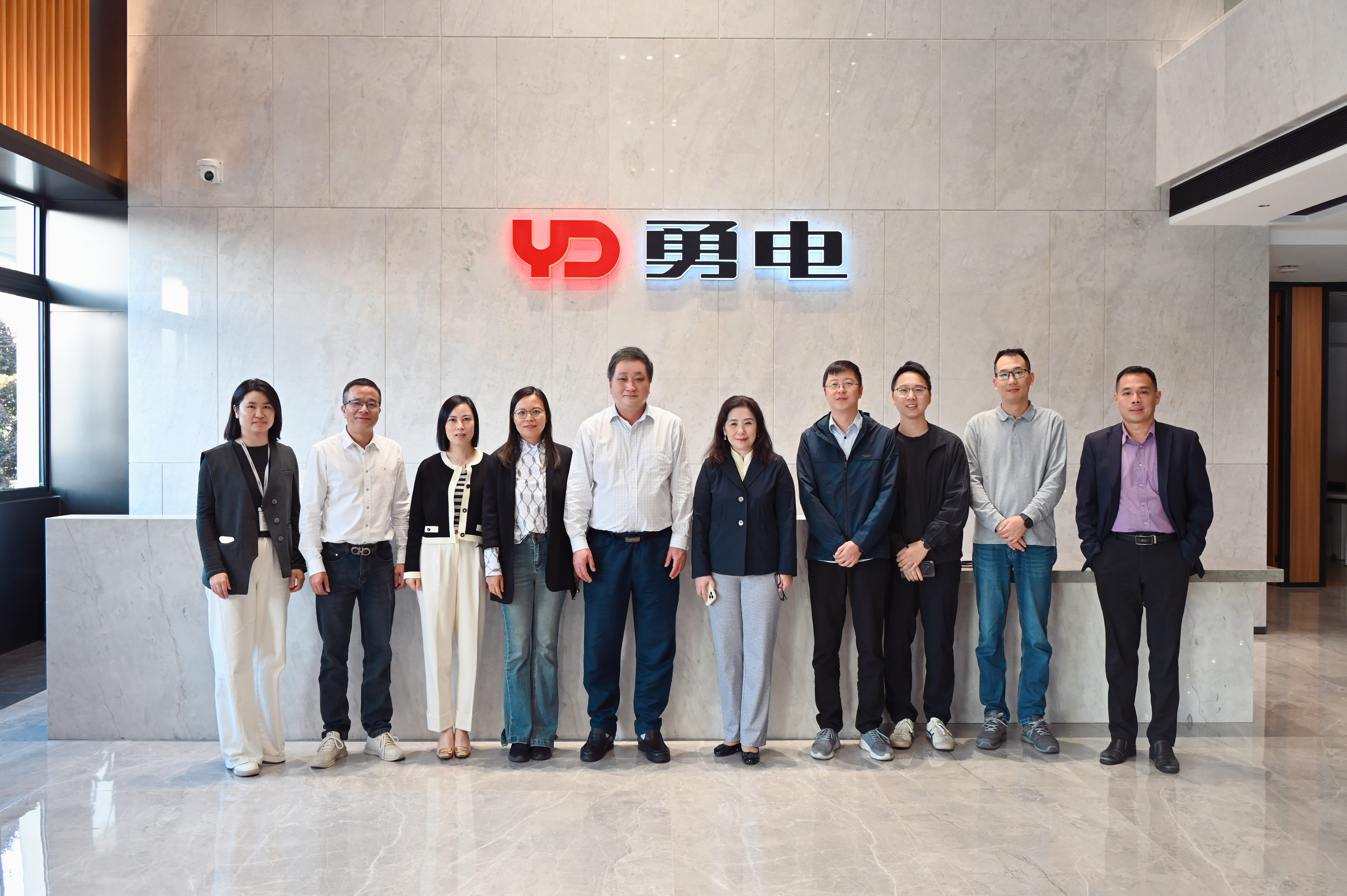 Professor Hao Luoxi, Vice President of the International Commission on Illumination (CIE) from Tongji University, visited YD for an inspection and guidance.